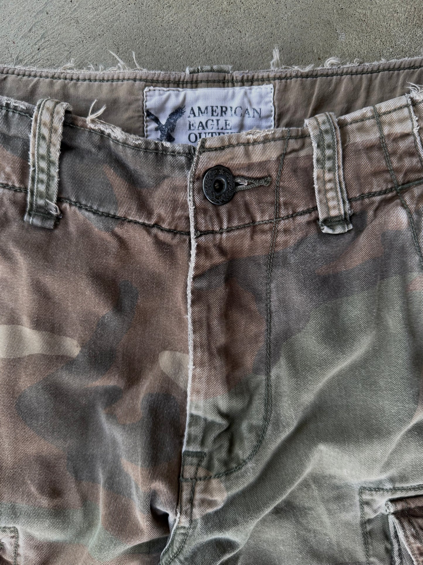 Vintage American Eagle Outfitters Camo Cargo Shorts - 30