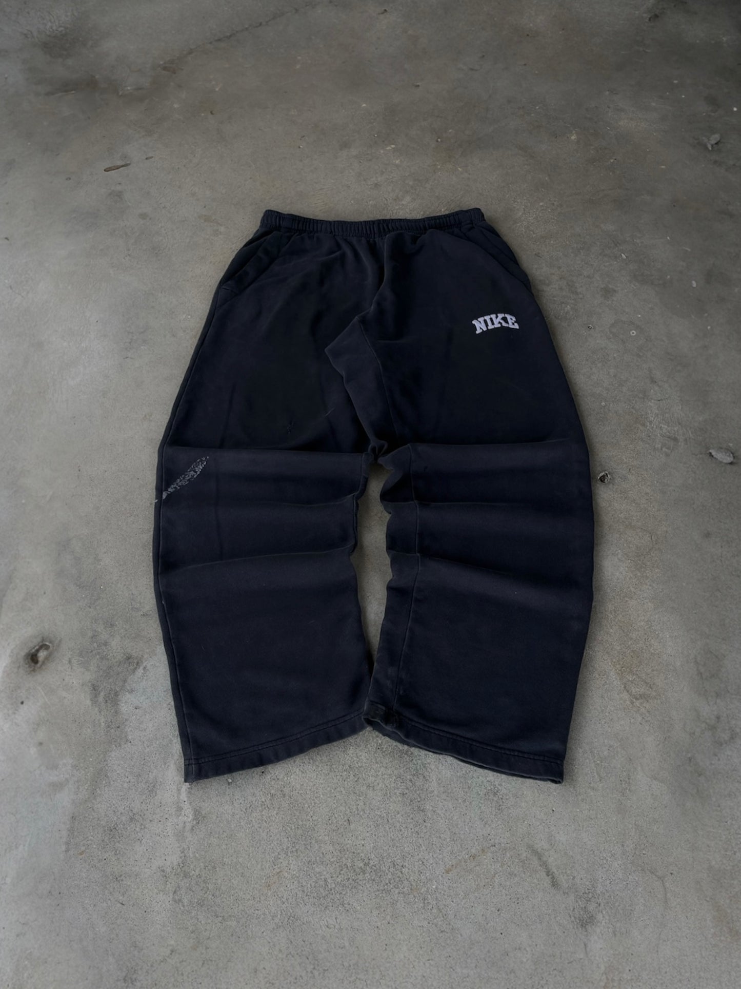Vintage Baggy Nike Embroidered Sweatpants - L