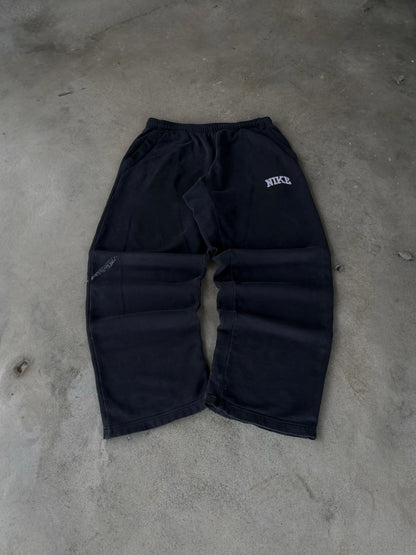 Vintage Baggy Nike Embroidered Sweatpants - L